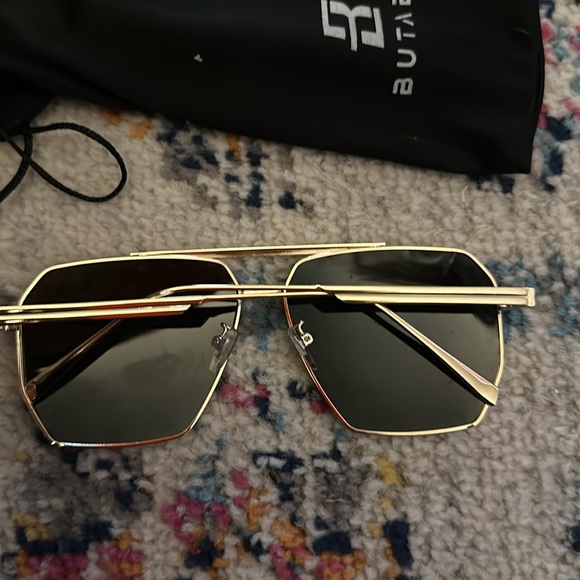 💖Butaby // gold frame hexagon sunglasses BNWOT - Picture 5 of 7